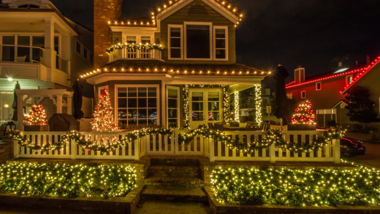 Outdoor Christmas Decorations: How to Build a Cohesive, Weather-Smart Display