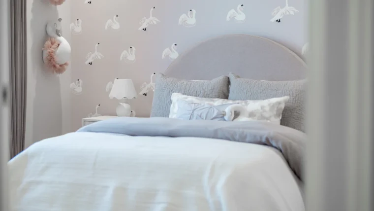 Peel-and-Stick Wallpaper: Where It Works, Where It Fails, and How to Apply It Right